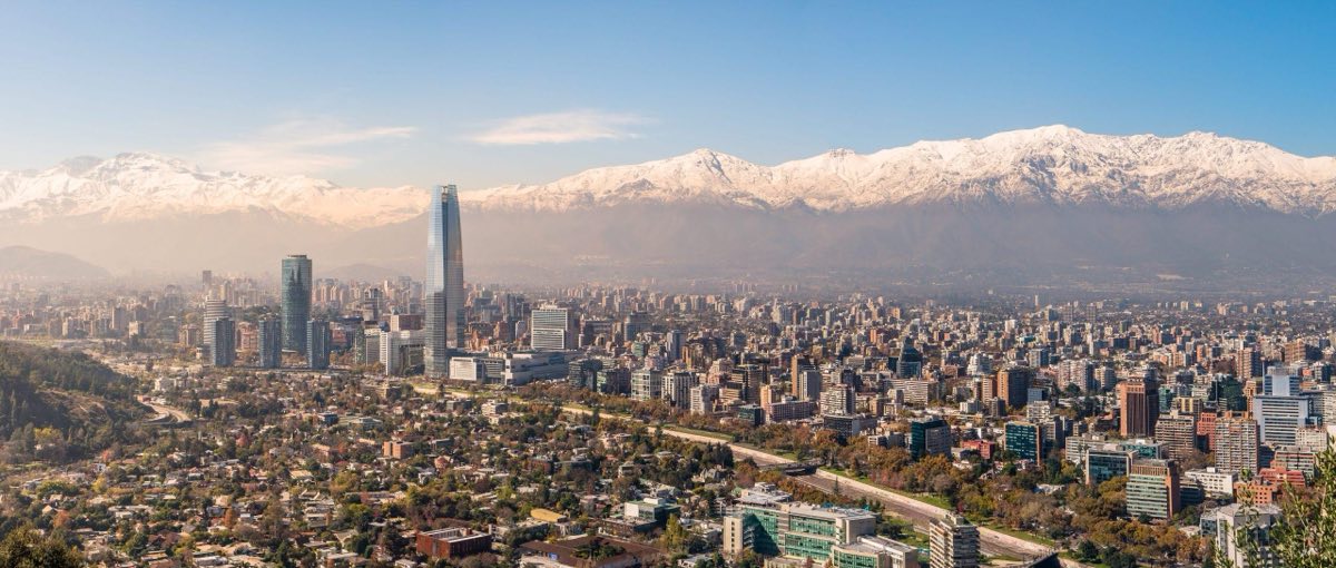 Panorámica de Santiago de Chile con la cordillera de los Andes de fondo