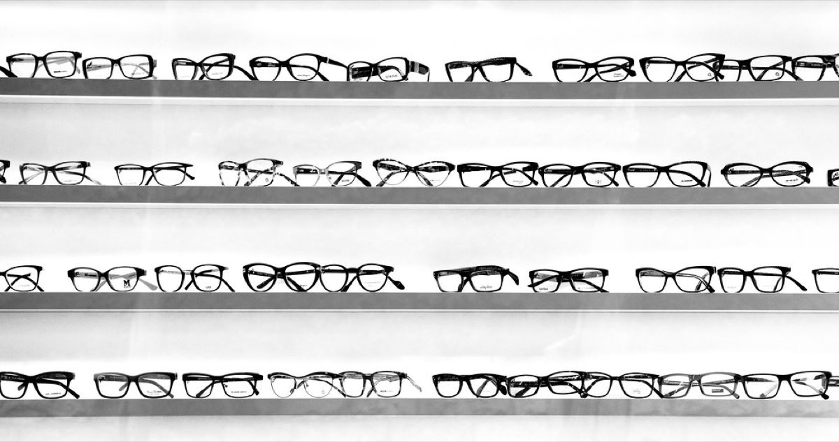 Eyewear retail display shelf